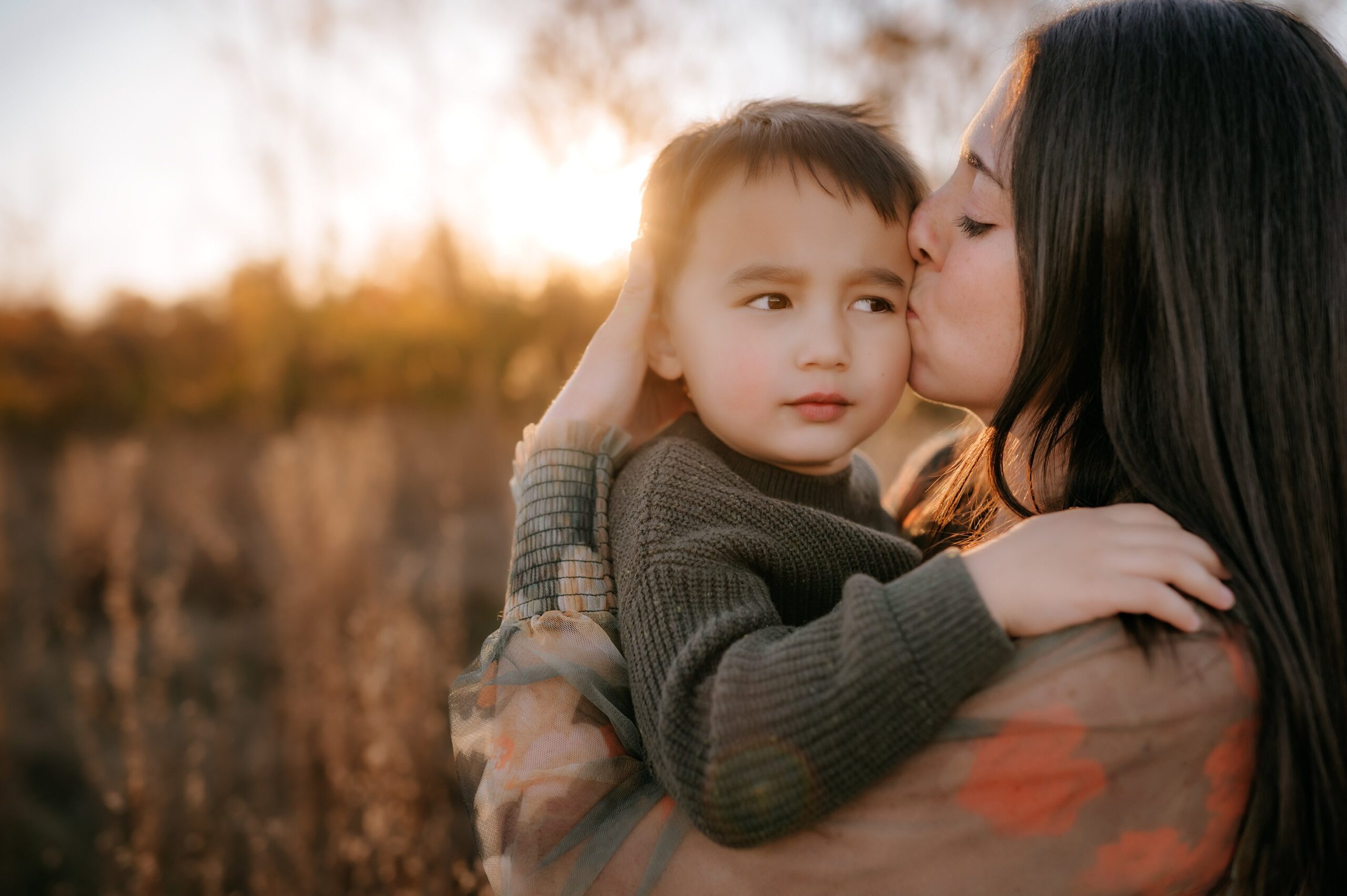 toledo photographer mother and child hugging