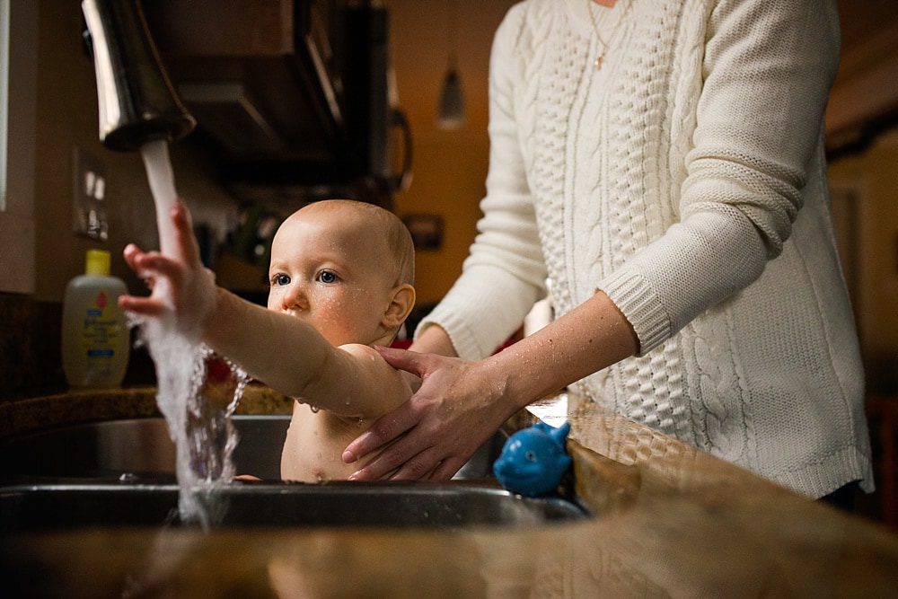 7 tips on what to wear for your in home photo session baby getting sink bath by cynthia dawson photography 