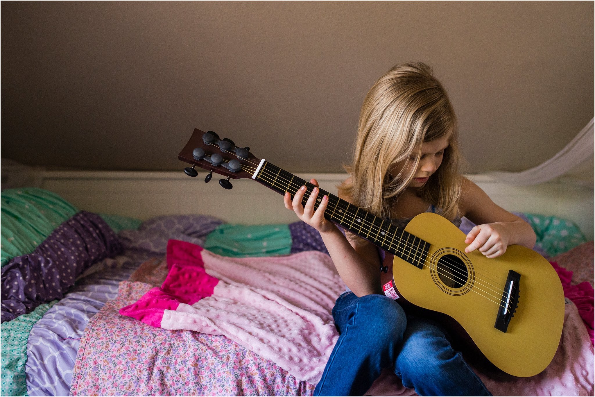 girl playing gutair 