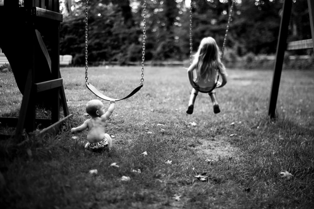 Freelensing Tutorial two kids on swing photo by cynthia dawson photography 