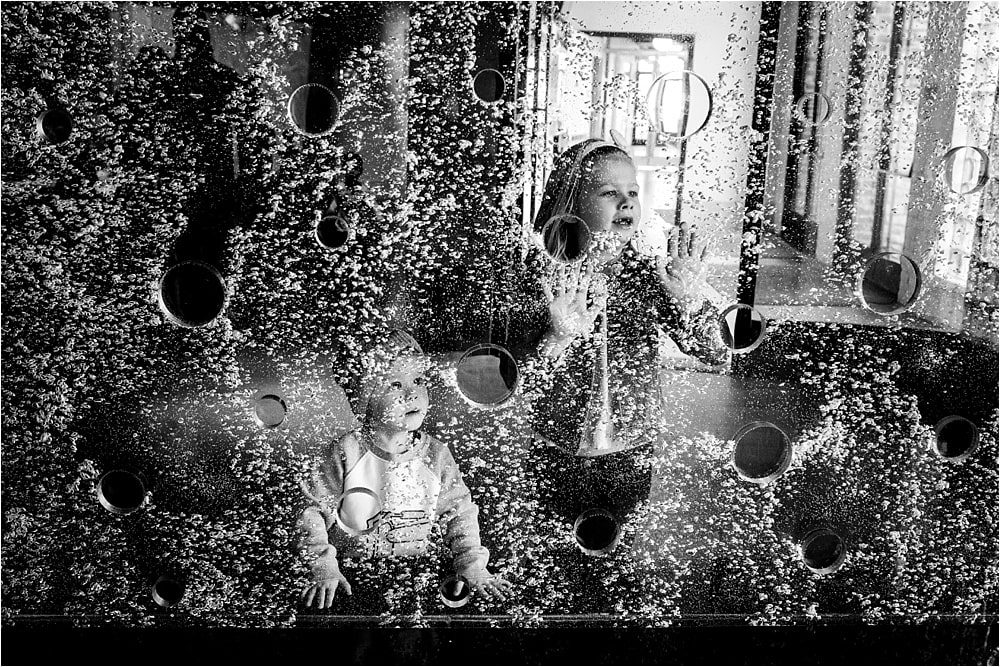 Toledo Zoo Photos two kids looking at bubbles photo by cynthia dawson photography