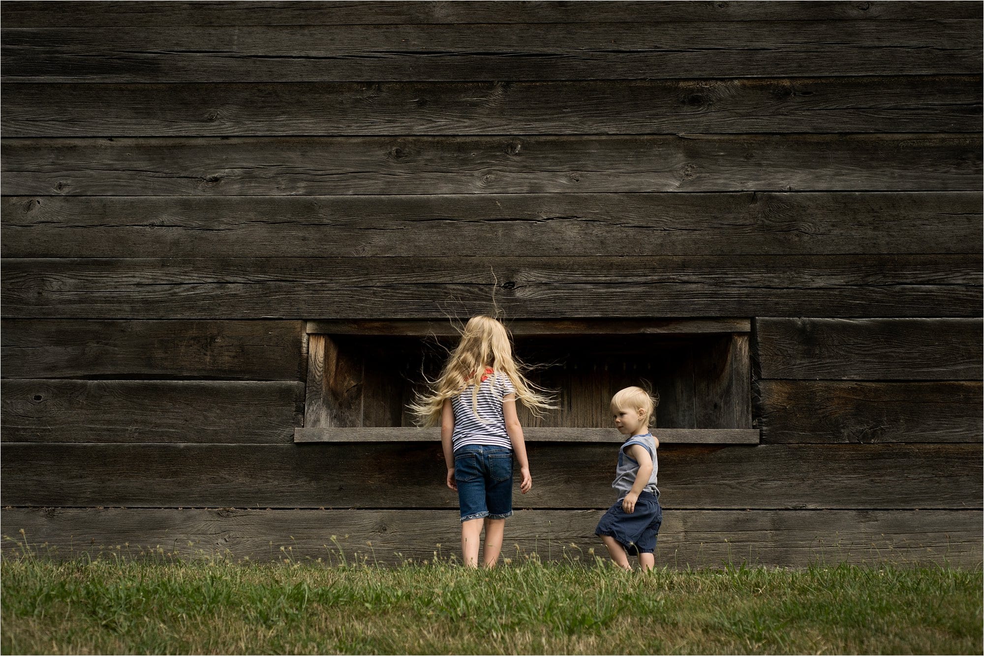 7 Ways to Use the Environment Around You to Frame Your Subject two kids by old building photo by Cynthia Dawson Photography 