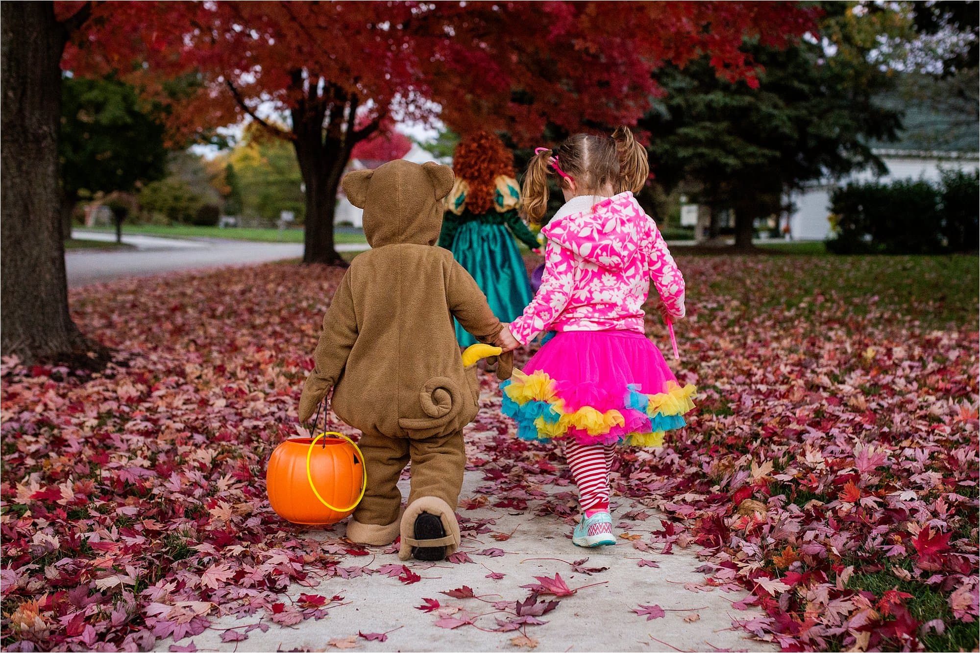 7 Ways to Use the Environment Around You to Frame Your Subject kids walking photo by Cynthia Dawson Photography 