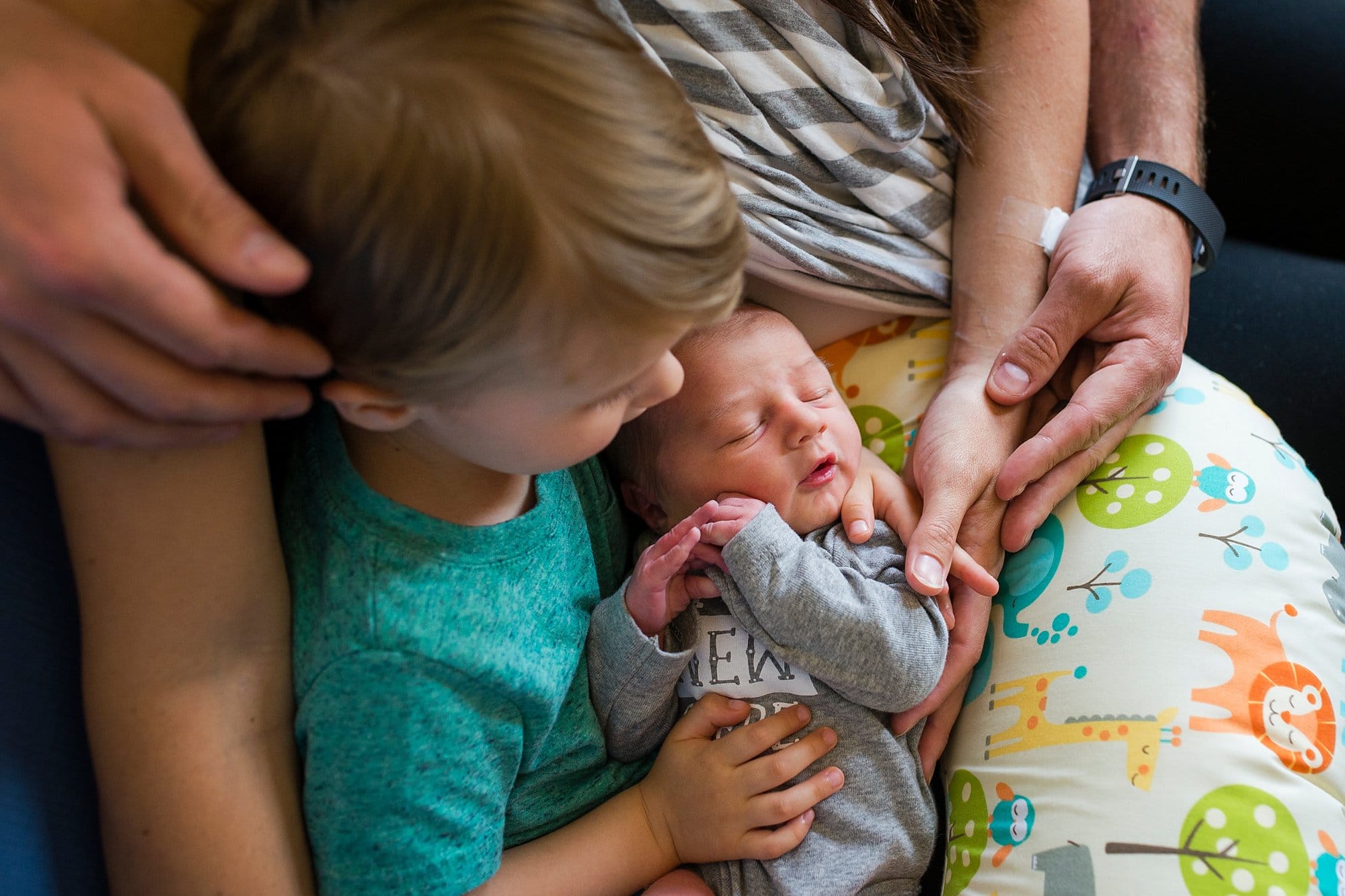 Toledo Newborn Photography new baby with family photo by Cynthia Dawson Photography