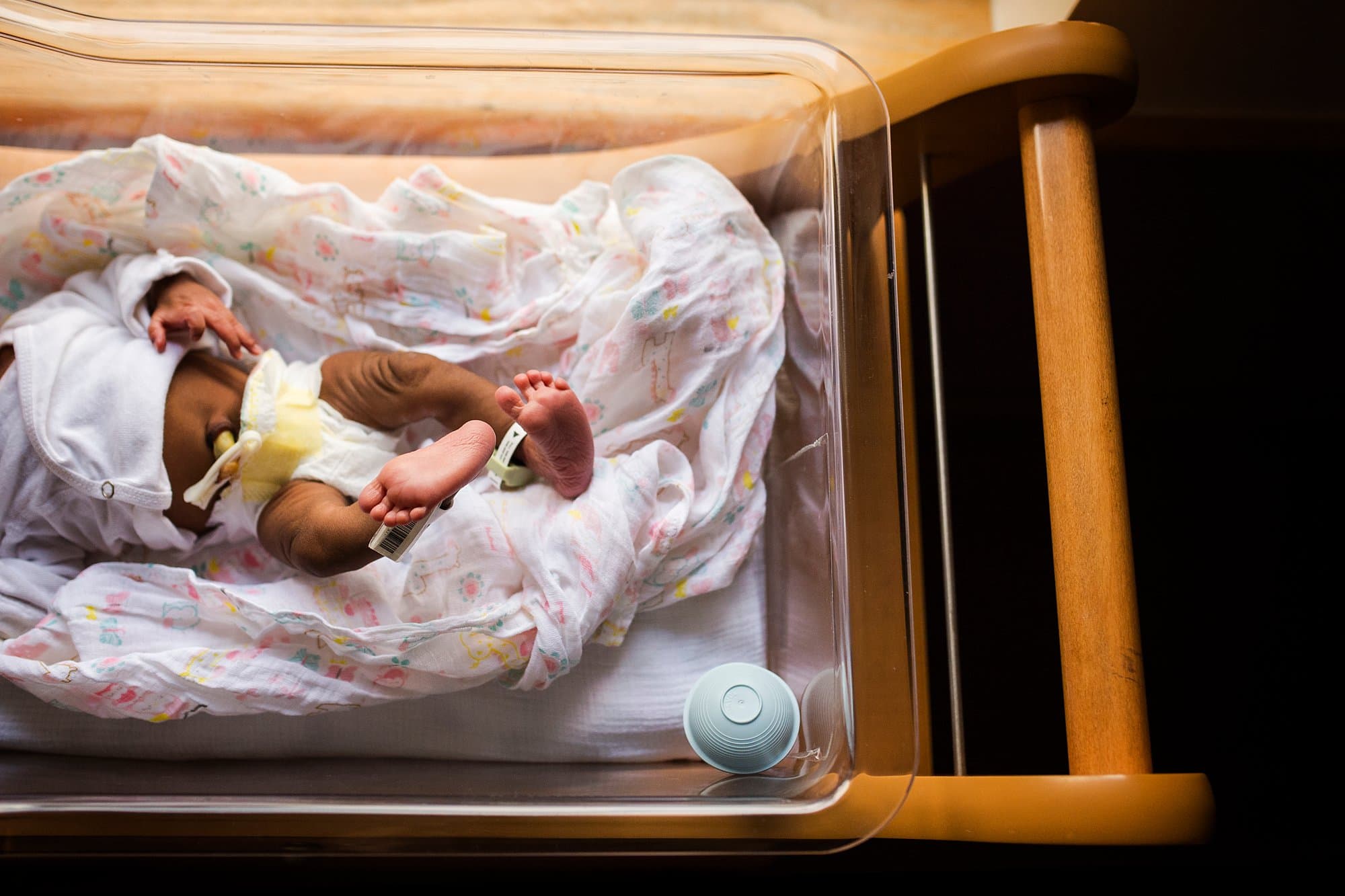 Toledo Ohio Newborn Hospital Photos newborn feet in bassinet photo by Cynthia Dawson Photography