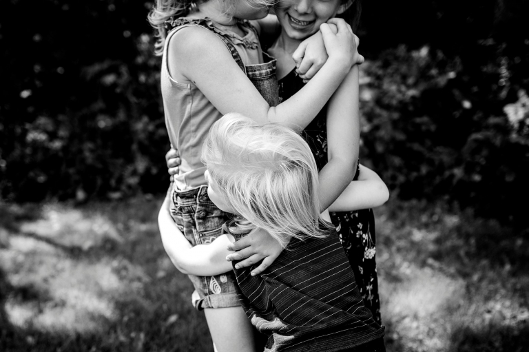 Toledo Ohio Photo Session kids hugging photo by Cynthia Dawson Photography