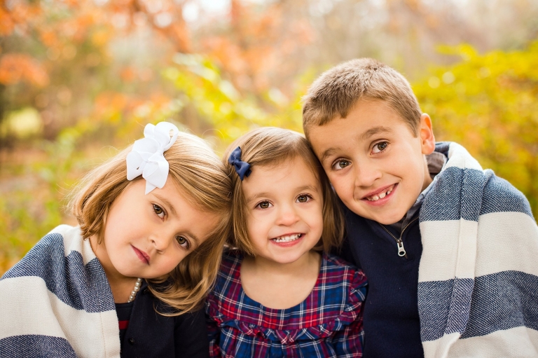 toledo ohio family photographer siblings looking at camera photo by cynthia dawson photography