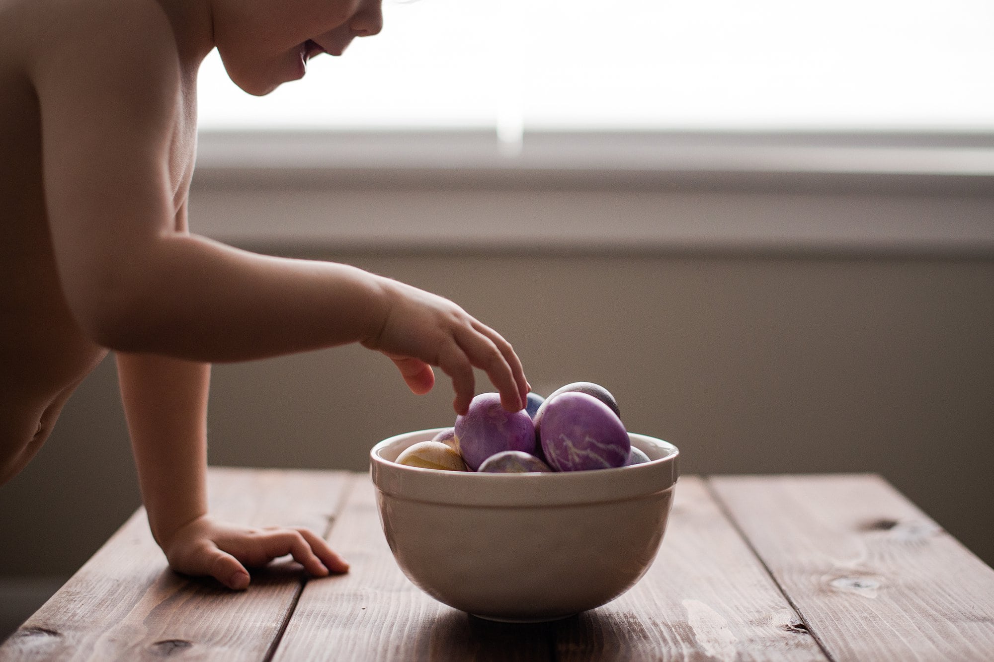 Toledo Ohio Lifestyle Photographer boy with easter egg photo by Cynthia Dawson Photography