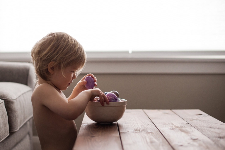 Toledo Ohio Lifestyle Photographer toddler with easter egg photo by Cynthia Dawson Photography