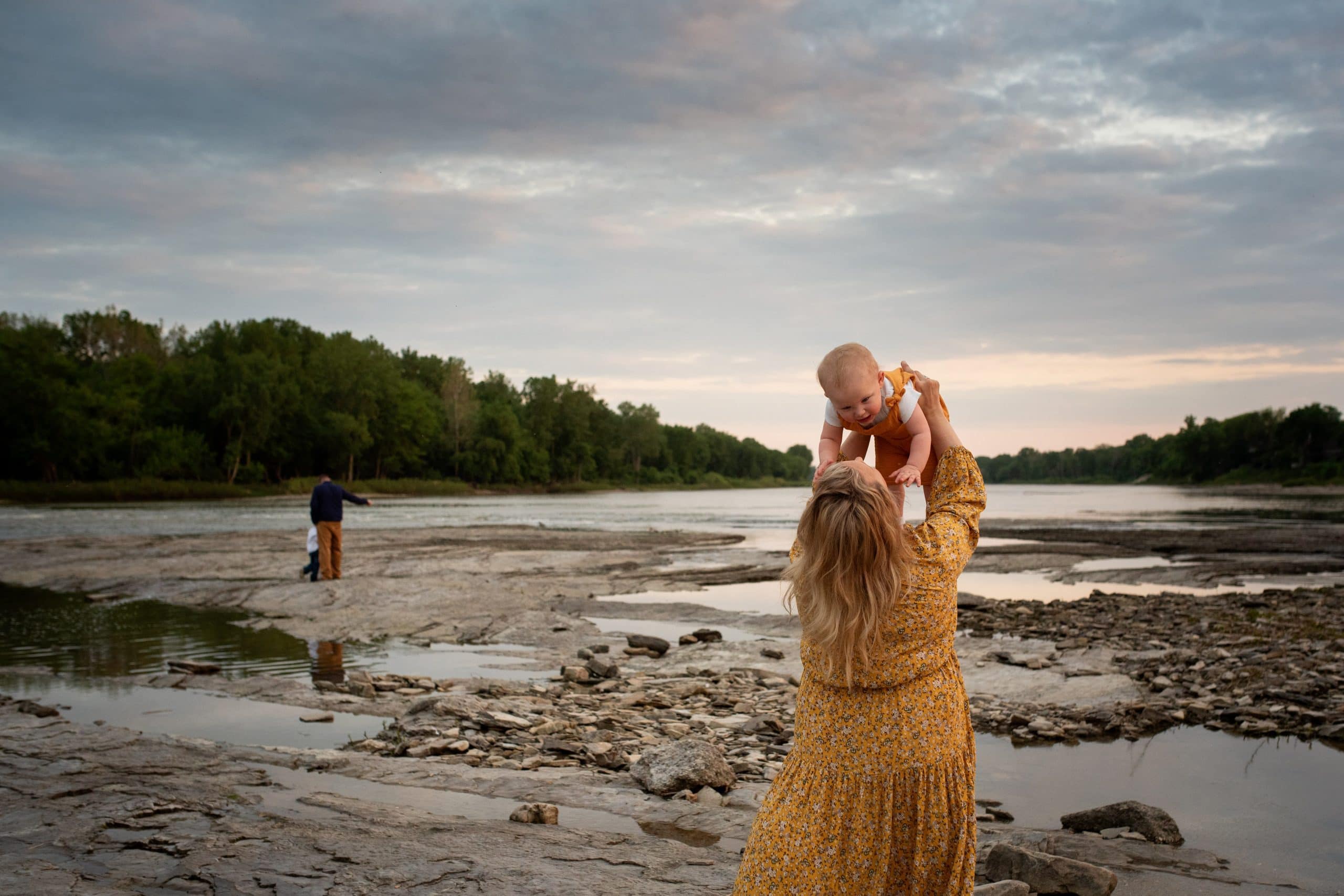 Toledo Lifestyle Photo Session family by water photo by Cynthia Dawson Photography 