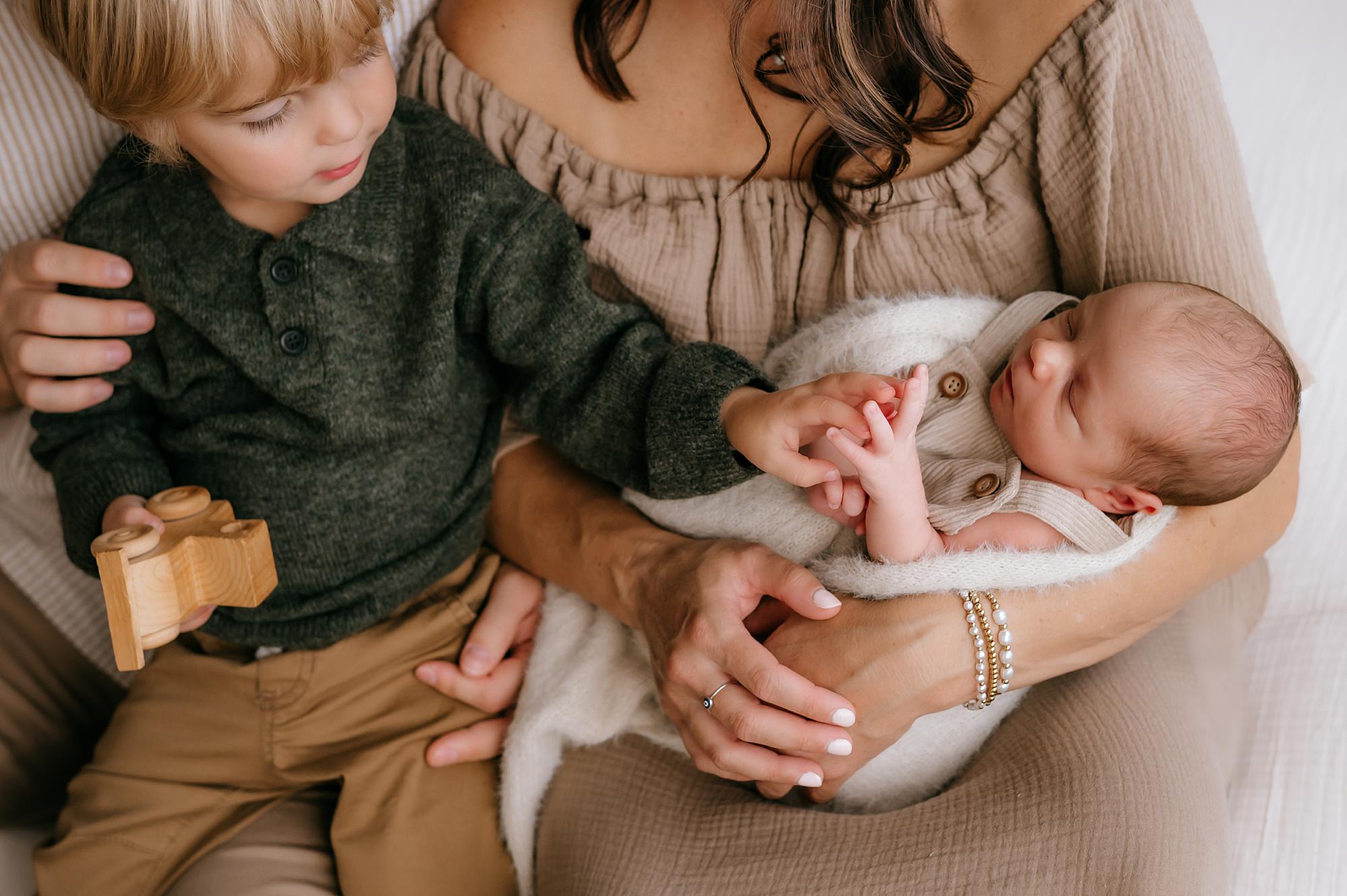 Photographing Siblings with a Newborn Baby